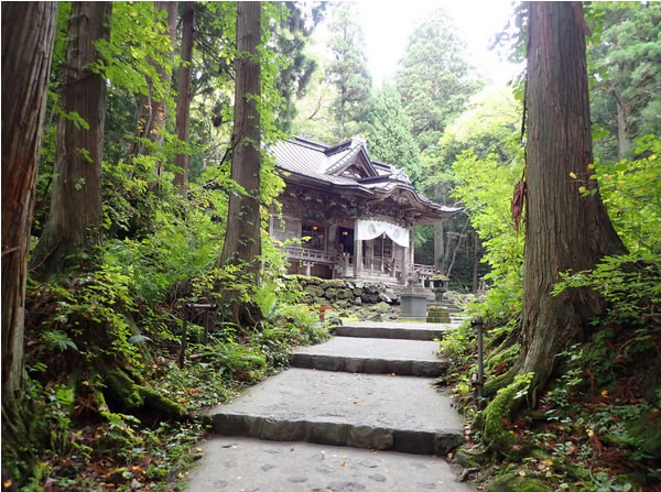十和田湖畔にある、清々しい空気と厳かな雰囲気に包まれた歴史を感じる神社