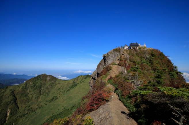 西日本最高峰の石鎚山にある神社。頂上社は愛媛県有数のパワースポット！
