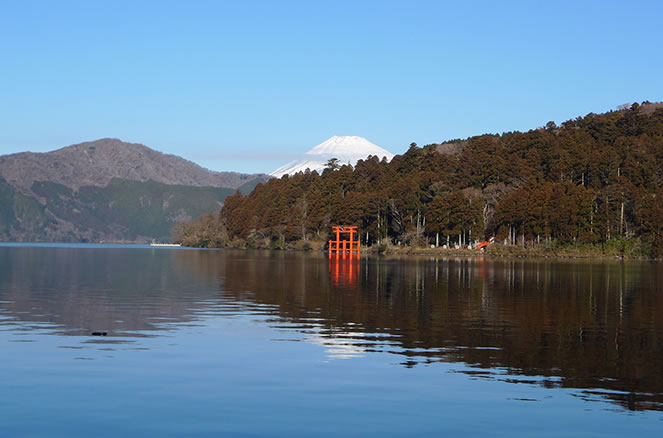 箱根の自然に抱かれた神社。芦ノ湖畔から望む平和の鳥居と富士山は圧巻！