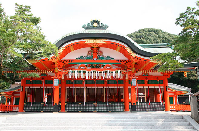 稲荷神社の総本宮。優美な社殿と有名な千本鳥居を巡って